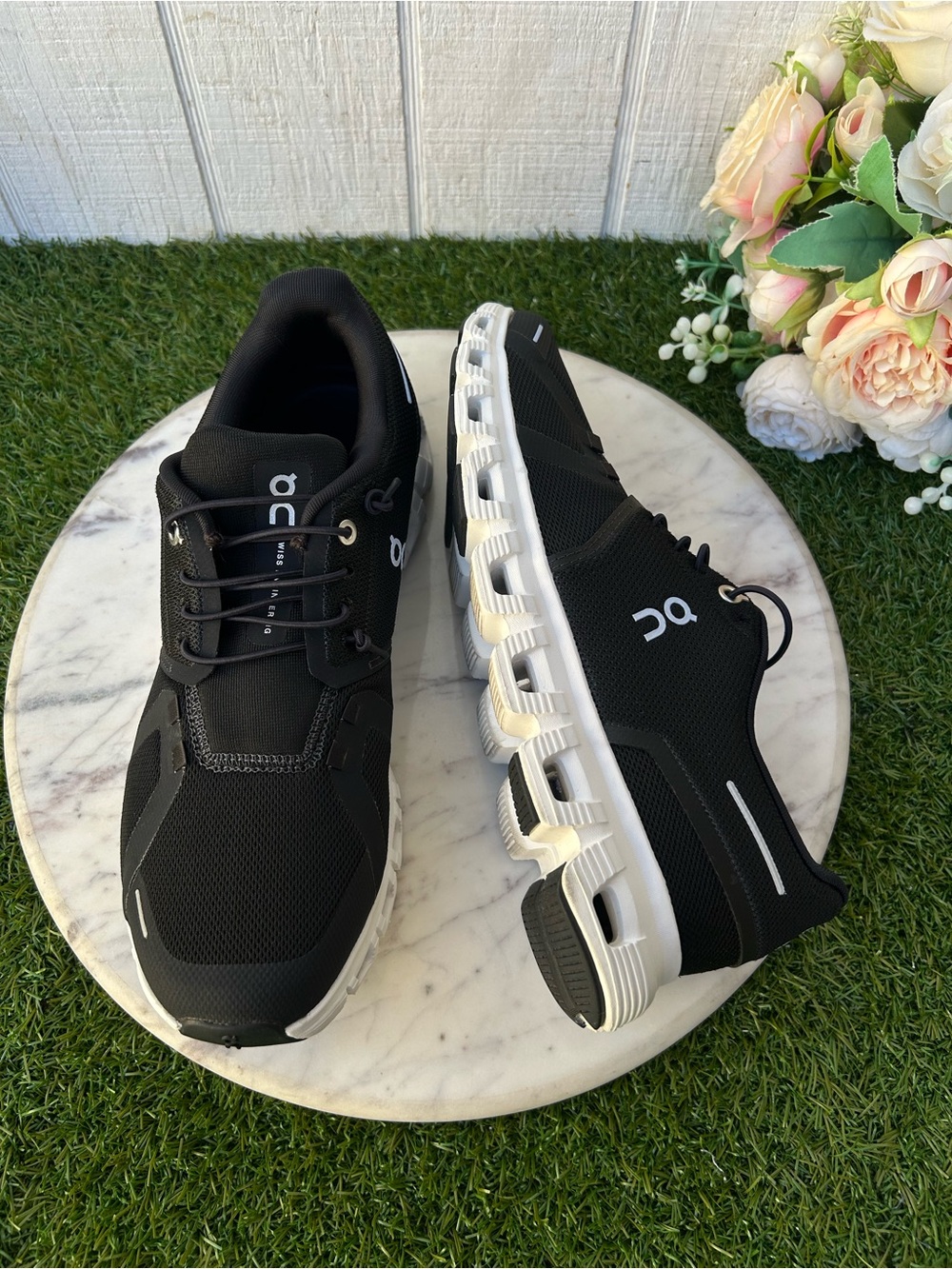 On Cloud 6 Sneakers in Black /white women size 9.5 gently used - Picture 11 of 16